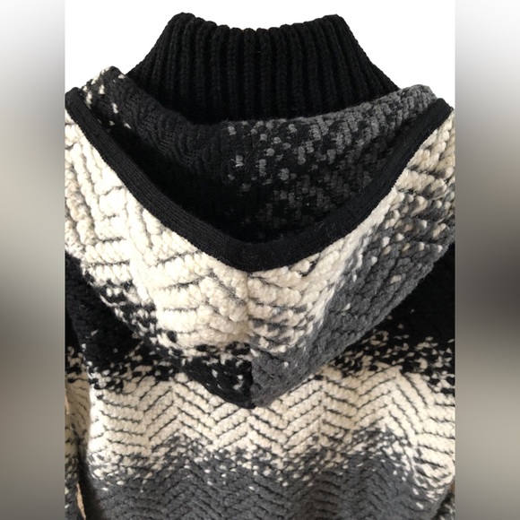 Scandinavian Inspired Sweater - Picture 3 of 7